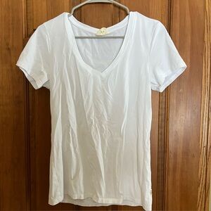 Classic White V-Neck Short Sleeve Tee - L